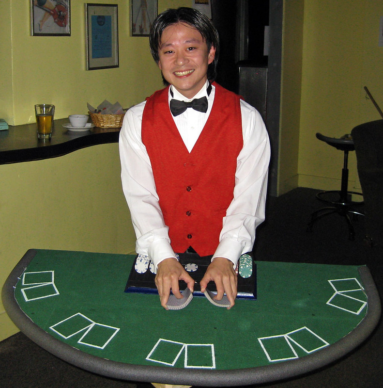 How to play live casino and what to know about live casino dealers?